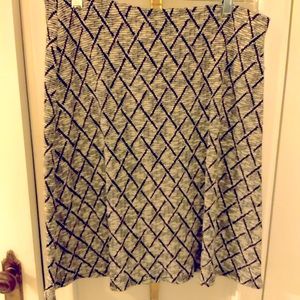 Margaret M. sized M black and white skirt.